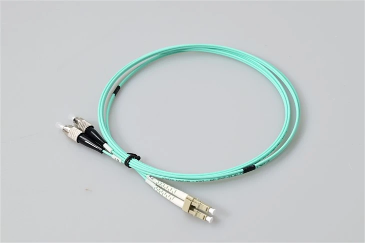 LC UPC na FC UPC OM3 višemodni dupleks patch kabel – G657A1 neosjetljiv na savijanje, 10 mm min. Radijus savijanja, 2,0 mm LSZH