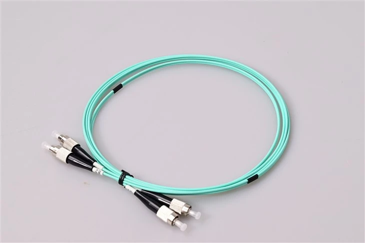 FC UPC na FC UPC OM3 Multimode Simplex Patch kabel s metalnim kućištem s navojem