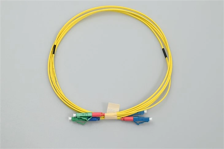Patch kabel od optičkih vlakana Lc apc na lc upc duplex žuti