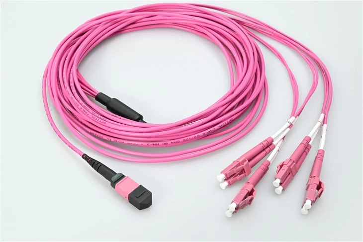 MTP na LC 8-vlaknasti OM4 plenumski probojni kabel s 0,35dB MTP konektorom s malim gubicima